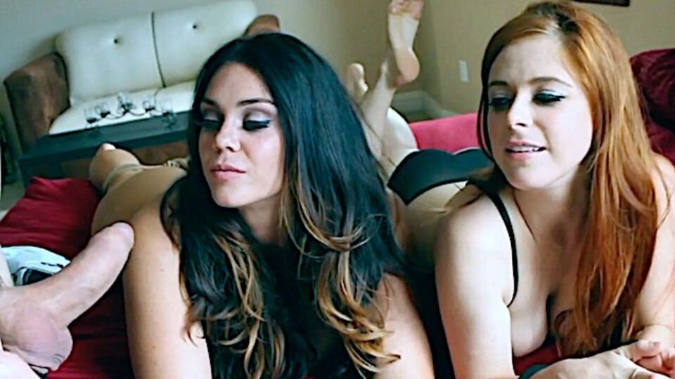 Estupenda Alison Tyler e Penny Pax estrelando em MILF filmagem