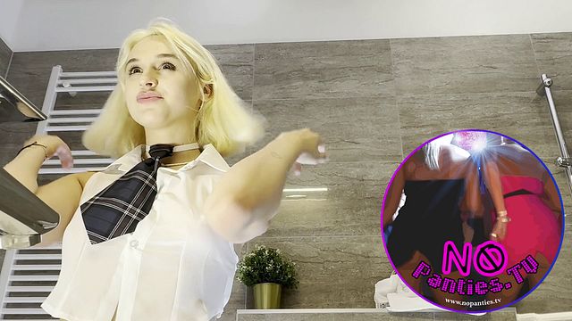 Petite Blonde में शौकिया अश्लील No Panties TV द्वारा