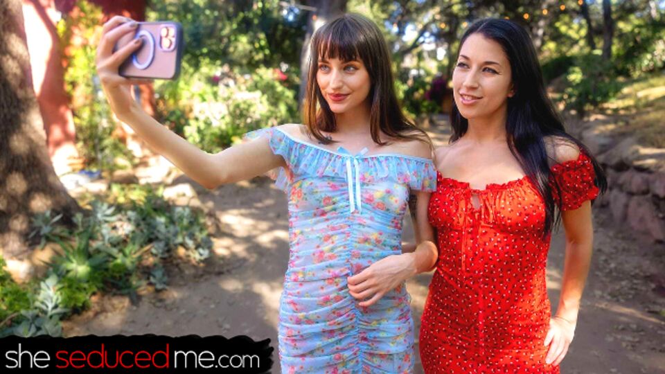 Mira escena con la plástica Alex Coal y Lana Smalls