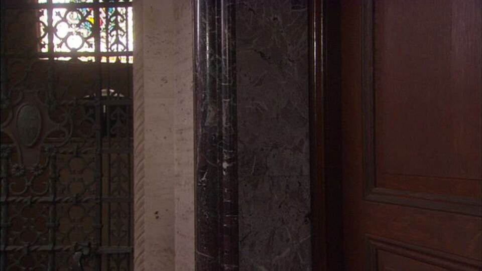 Acción de la elegante Nicole y Breanne de de perrito 