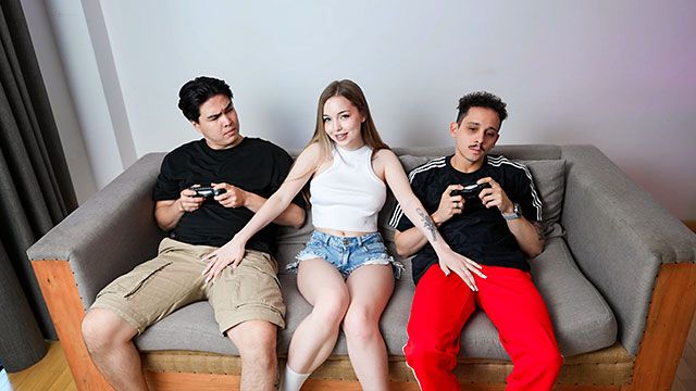 Jenny Kitty en porno de cornudo de Verified Amateurs