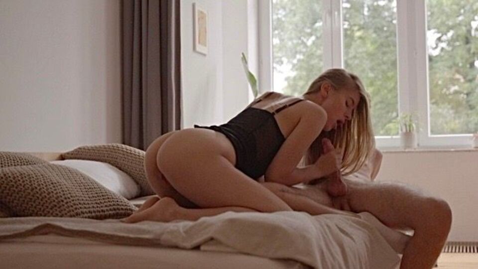 Pornografía de estilo perrito protagonizado por la escandalosa Amateur Mira y Mira David