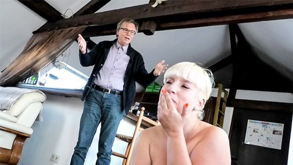 La culona ángel en tráiler de cabalgando