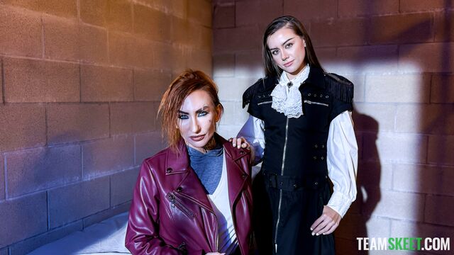 Mira contenido con la juguetona Sophia Locke y Selena Love