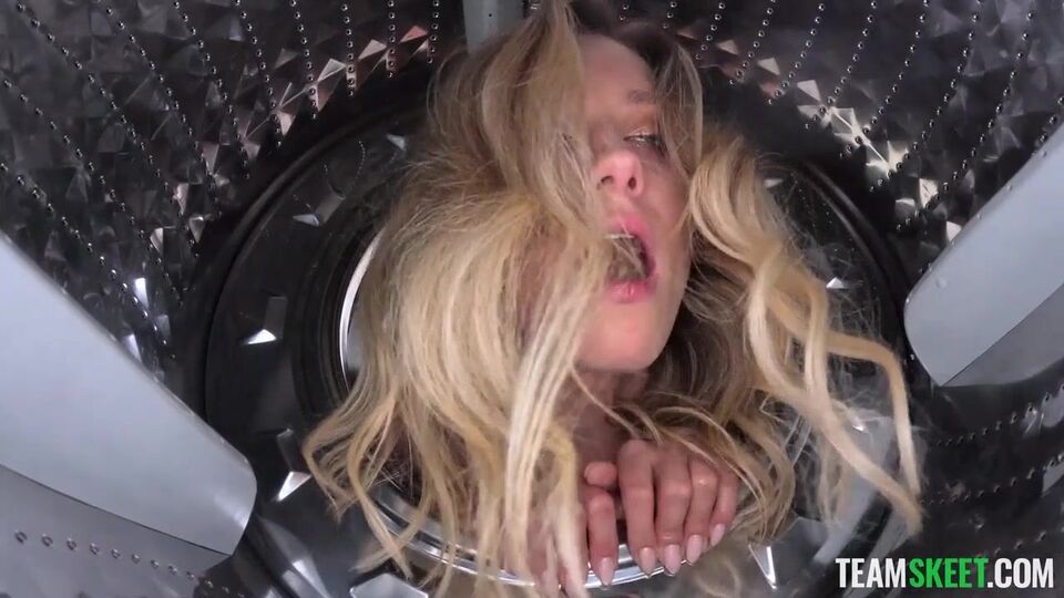 Rodaje con la impúdica Lily Blossom con estilo perrito de I Made Porn