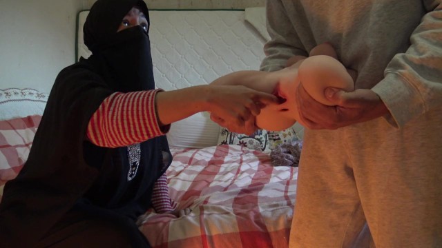 Verified Amateurs presenta acción con las fantasía con familia política de SouzanHalabi