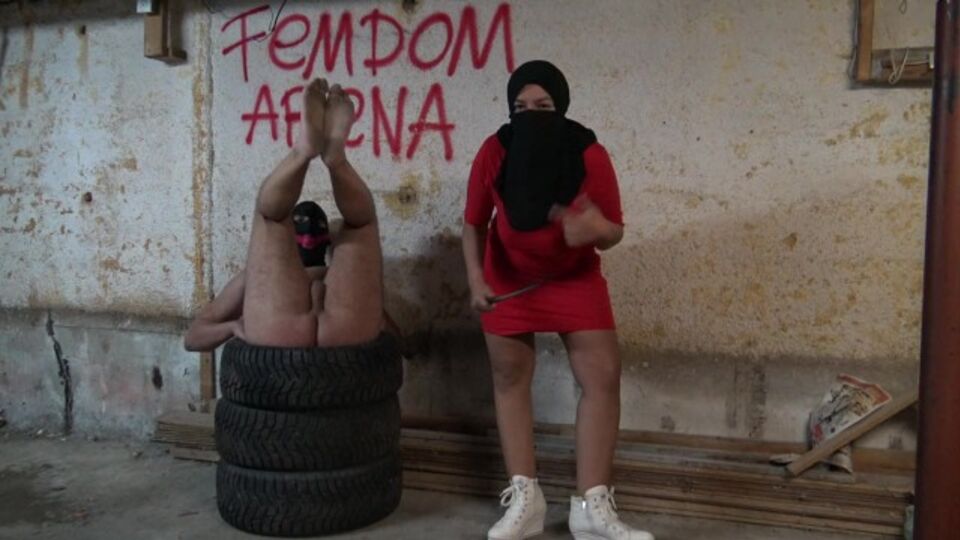 Boneca SouzanHalabi em amador cena