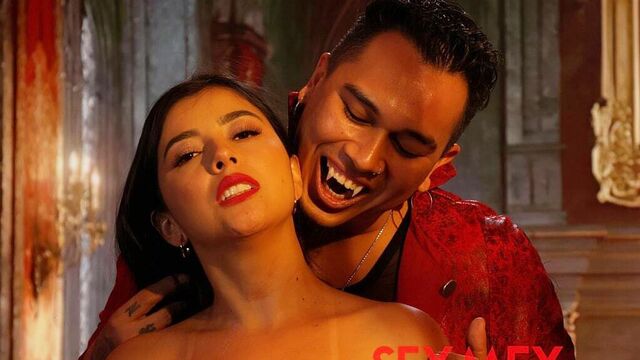 Scena lunghi capelli con invitante Lina