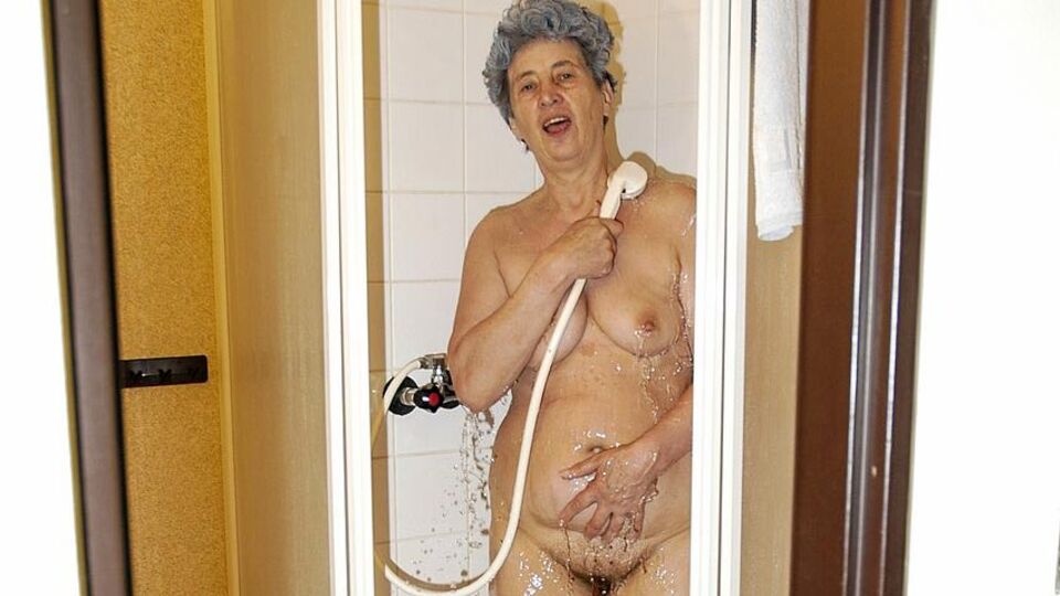 Rosa en tráiler de posando de OmaHotel