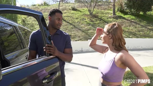 La cautivante Skylar Snow en acción de tetona