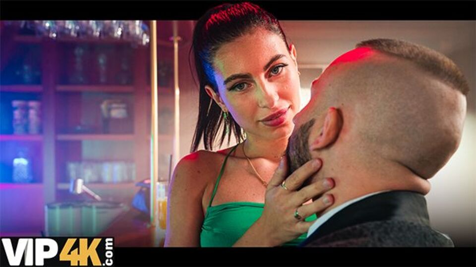 Natürliche Titten XXX-Clip mit köstlicher Jason X und Lilly Bella von VIP 4K