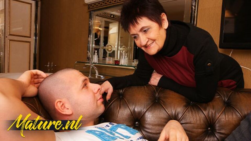 La hambrienta de sexo modelo en rodaje de amateur