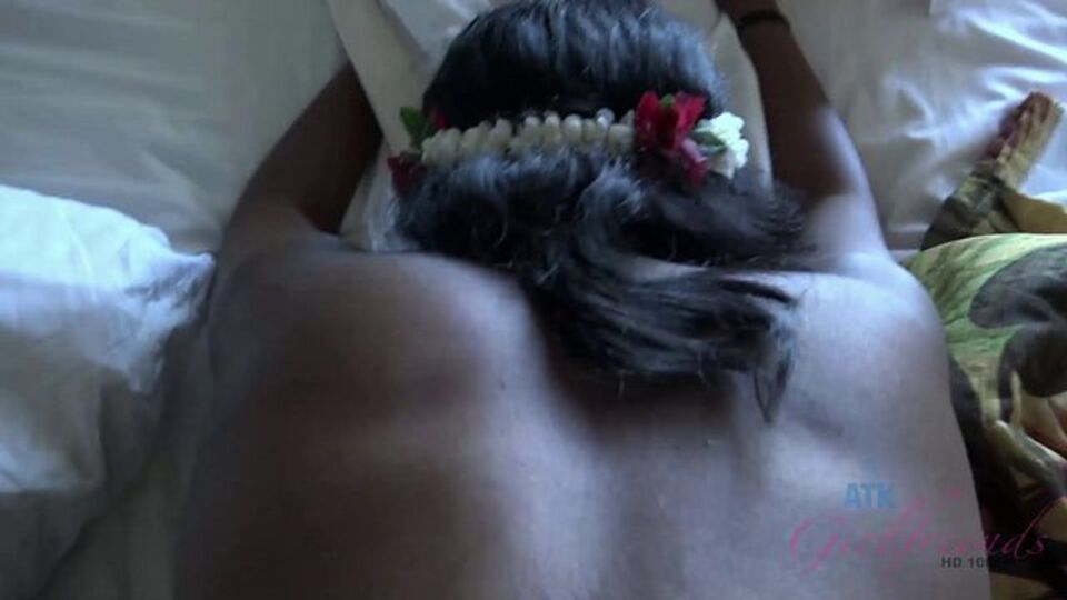 Tráiler de depilada protagonizado por la ninfomaníaca Yara Skye y Yara