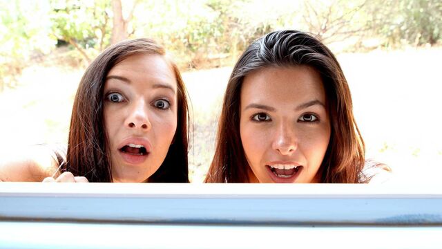 Clip de tetas de tamaño mediano con Danica y Ashli