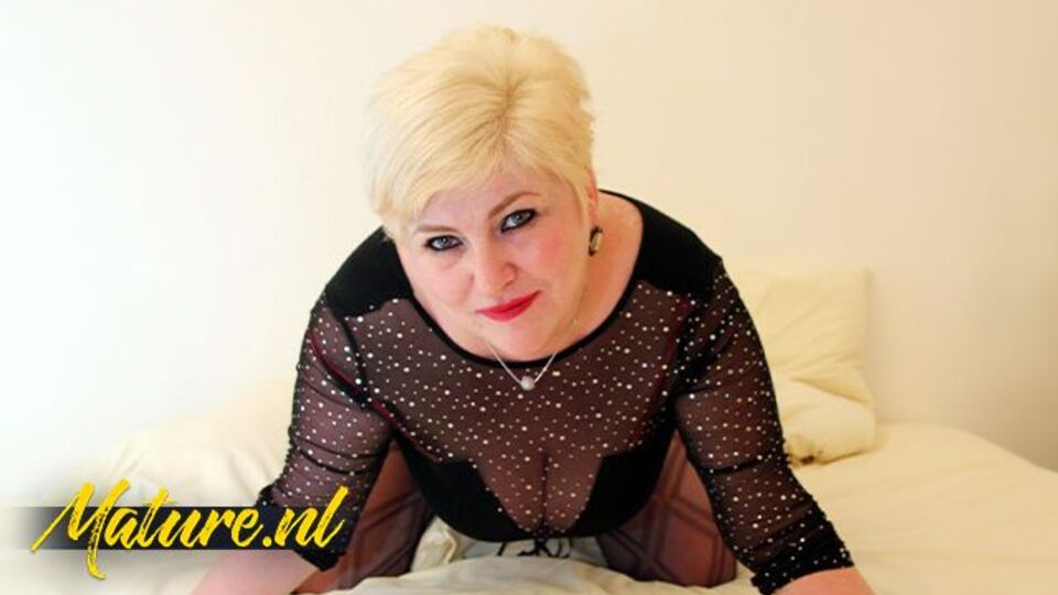 Girlie in Strumpfhose Clip von Mature NL Solo