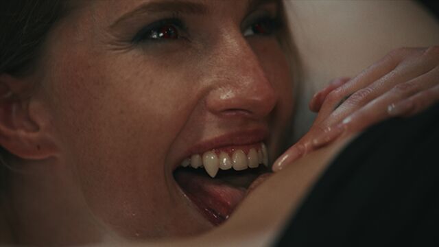 Vampired - छूना दृश्य