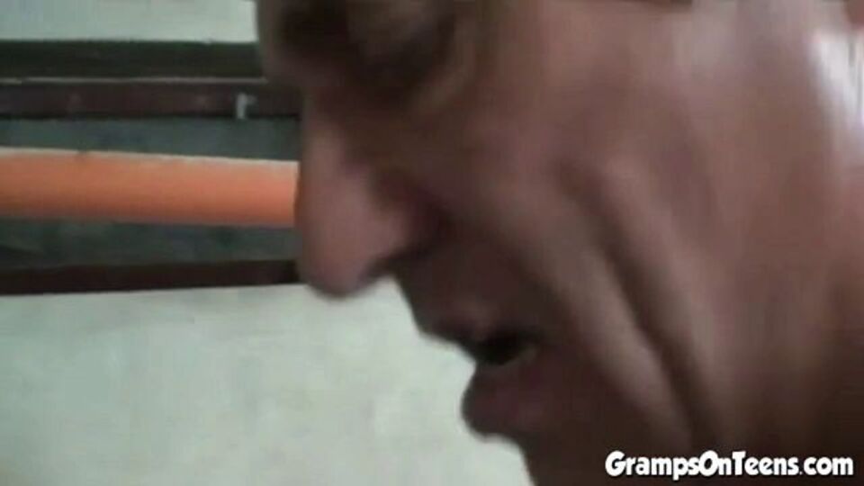 La admirable angelita en escena de peluda