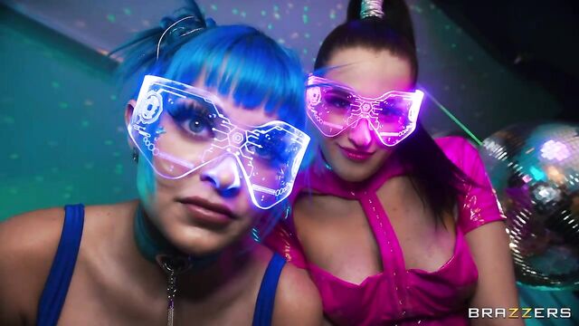 Mira acción con la extraordinaria Jewelz Blu y Aubree Valentine