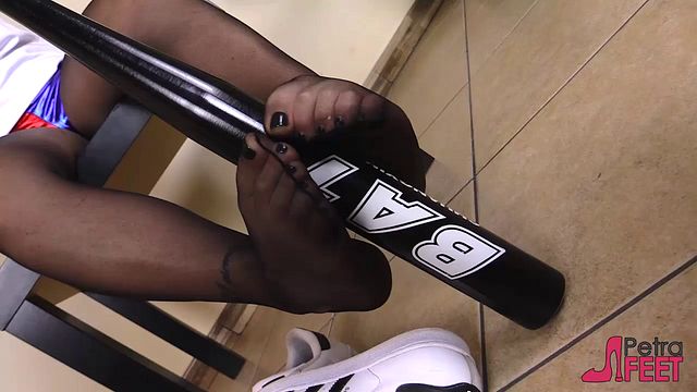 Cosplay Feet presenta sesso solo donna con Harley Quinn