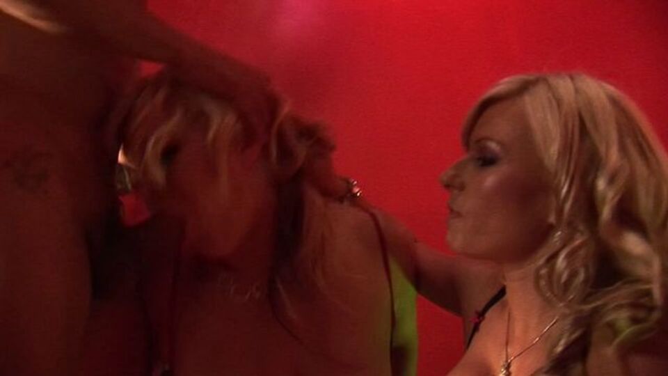 Acción de la libidinosa Alicia y Elizabeth de tacones altos 