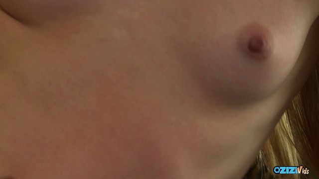 La peligrosa Avril en tráiler de tetas pequeñas