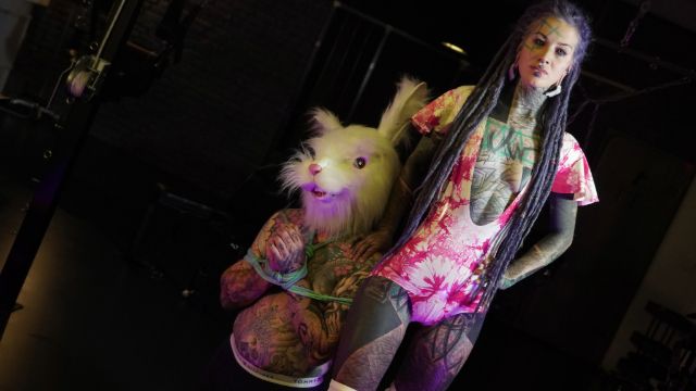 Tráiler con la alegre Anuskatzz con máscara de Dirty Dreaz