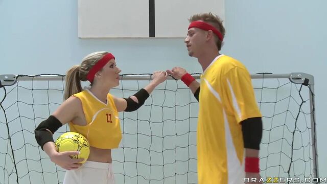 Xxx con la obscena Carolyn Reese con vaquera de Brazzers Exxtra