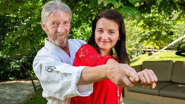 Shana BAS in filmato all'aperto di Beauty and the Senior