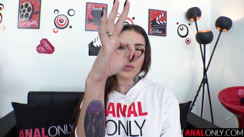 Vídeo con la incansable Brenna McKenna con tatuaje de Anal Only